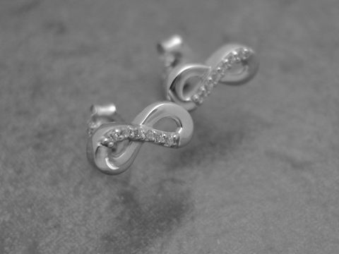 Ohrringe mit Unendlich Symbol aus rhodiniertem Sterling Silber, verziert mit Zirkonia in Weiß, symbolisch und elegant, hergestellt von Juwelier Harnisch.