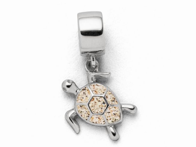 Charm von DUR aus Sterling Silber in Form einer Schildkröte, verziert mit Strandsand, glänzend und detailverliebt gestaltet. Ideal für individuellen Schmuck.