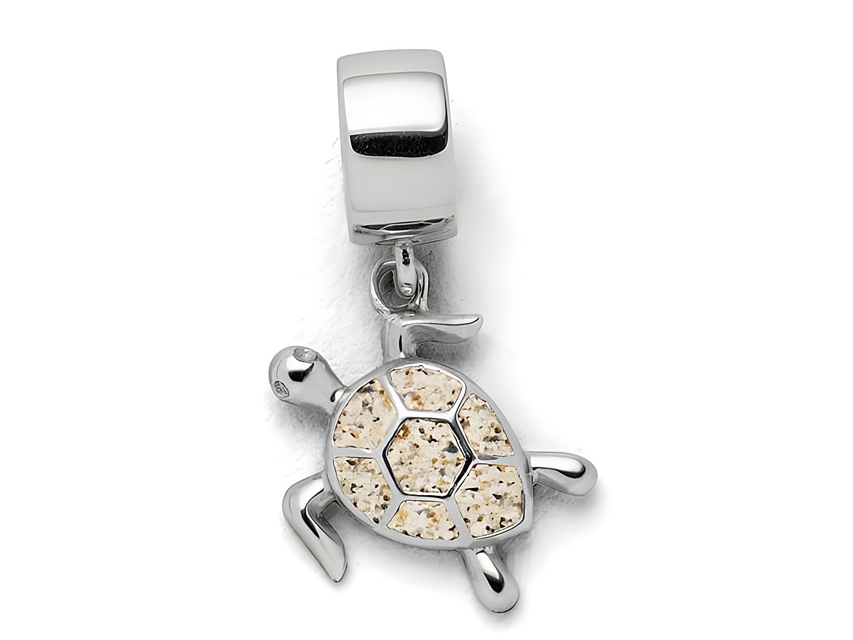 Charm von DUR aus Sterling Silber in Form einer Schildkröte, verziert mit Strandsand, glänzend und detailverliebt gestaltet. Ideal für individuellen Schmuck.