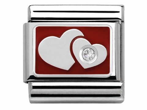 433031701-0 Doppelte Herzen in Weiß auf rotem Hintergrund, umrahmt von silbernem Metall. Der größere Herz hat einen funkelnden Stein, perfekt für personalisierte Schmuckstücke von Nomination.