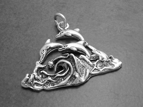 Drei Delfine springen über stilisierte Wellen, gefertigt aus Silber, als Anhänger im Tümmler-Design von Juwelier Harnisch, ideal für Tierliebhaber.