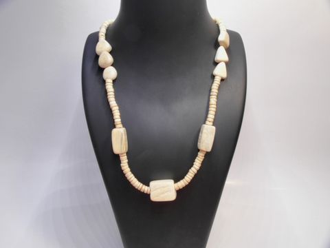 Holzkette aus naturbraunen Holzperlen in verschiedenen Formen, 21 mm, 60 cm lang, handgefertigter Schmuck vom Hersteller Juwelier Harnisch.