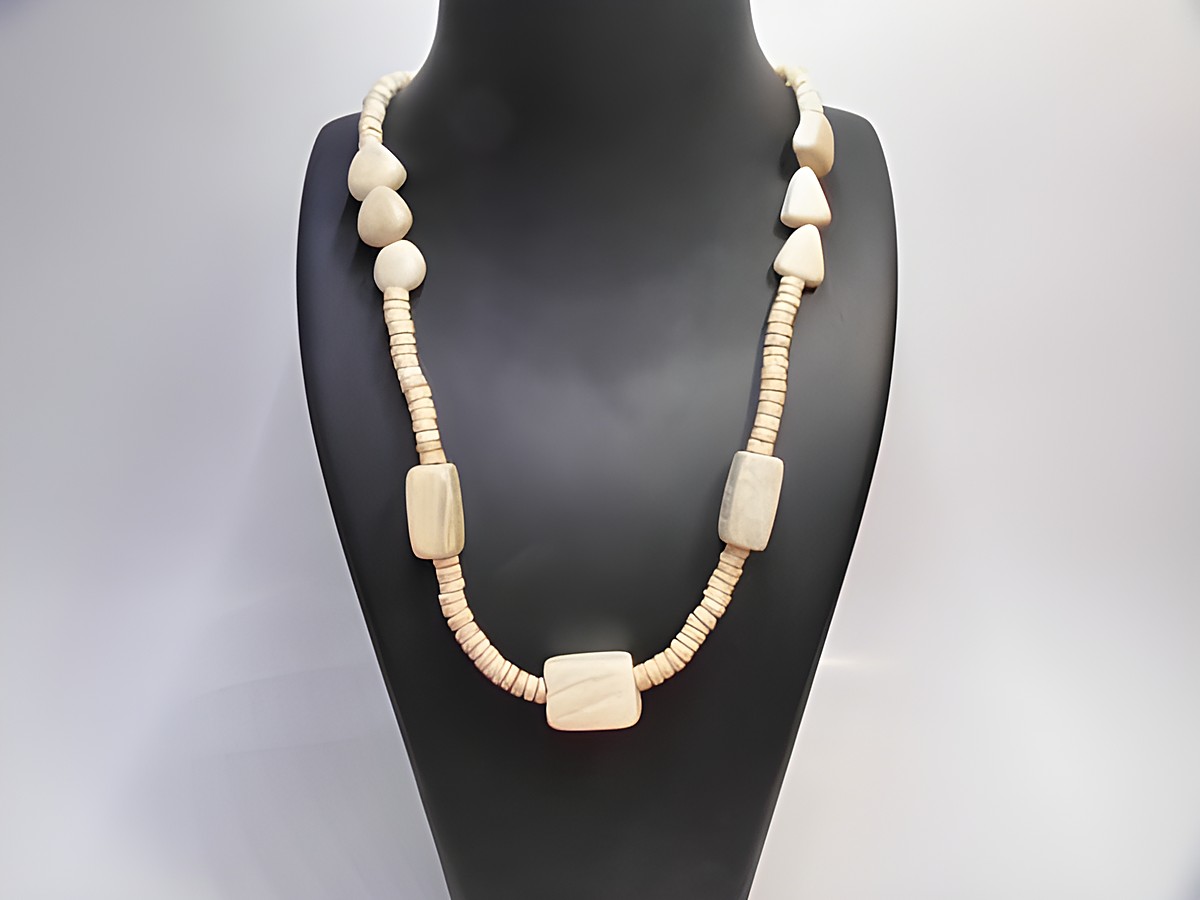 Holzkette aus naturbraunen Holzperlen in verschiedenen Formen, 21 mm, 60 cm lang, handgefertigter Schmuck vom Hersteller Juwelier Harnisch.