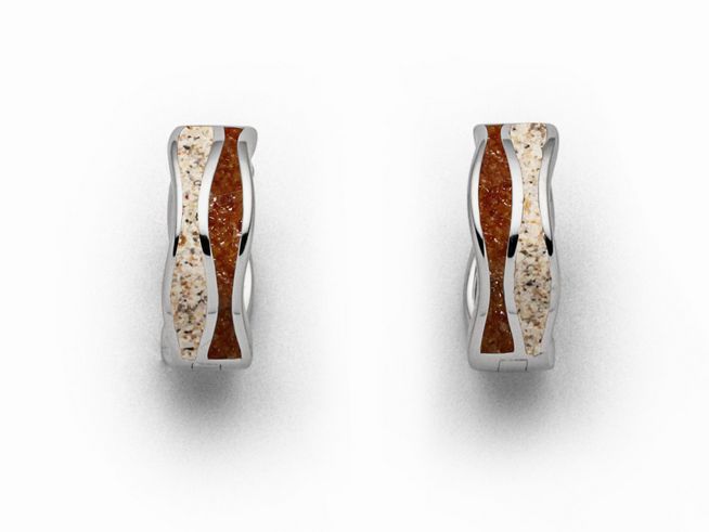 Sterling Silber Ohrringe von DUR mit einer Wellenform, verziert mit Strandsand und Bernstein, die elegant und zeitlos wirken.