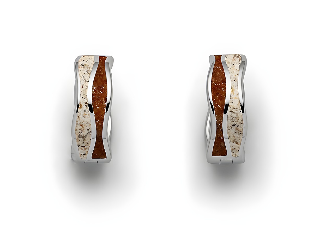 Sterling Silber Ohrringe von DUR mit einer Wellenform, verziert mit Strandsand und Bernstein, die elegant und zeitlos wirken.