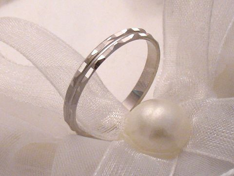 400412-0 Trauring Ehering WEIßE TRÄUME aus Weißgold 333 in Größe 62/19,7, Hersteller: Juwelier Harnisch, subtil strukturierte Oberfläche, elegant präsentiert auf einem weißen Schleifenband mit Perle.