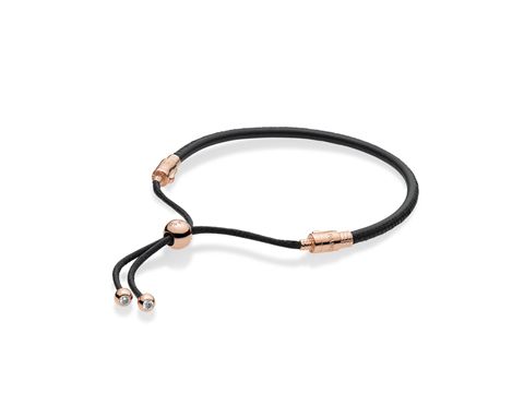 Pandora Lederarmband in Rosé mit glattem Leder und Zirkonia, 28 cm lang, verbindet elegantes Design mit hochwertiger Verarbeitung für einen stilvollen Look.
