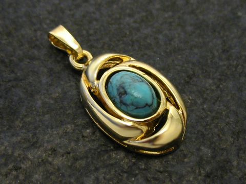 Ovaler Goldanhänger aus Gold 585 mit einem Türkis in der Mitte, Durchmesser 18 mm, vom Hersteller Juwelier Harnisch. Der Anhänger hat eine glänzende, geschwungene Form.