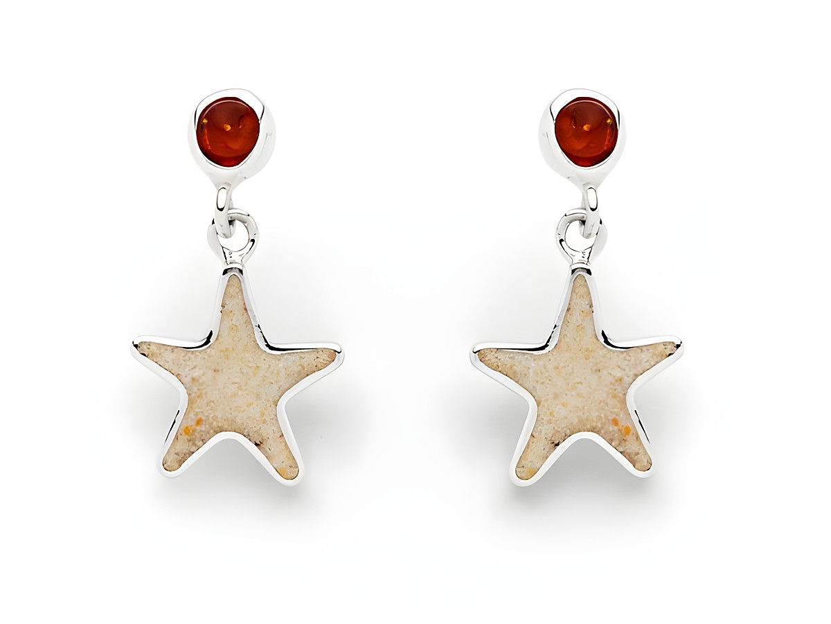 Ohrringe von DUR aus rhodiniertem Sterling Silber mit Strandsand in Sternform und rot-orangem Bernstein, elegant und sommerlich im Design. Ideal für einen frischen Look.