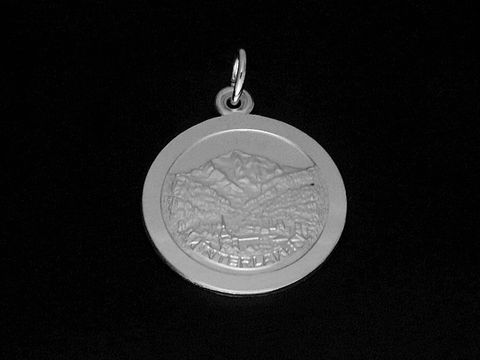 Runder Anhänger aus silber rhodiniert mit eingraviertem Motiv von Interlaken, hergestellt von Juwelier Harnisch in Europa.