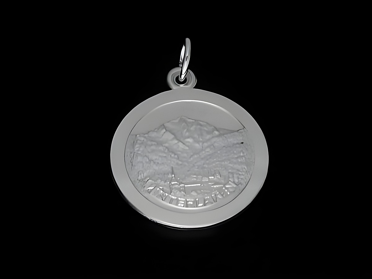 Runder Anhänger aus silber rhodiniert mit eingraviertem Motiv von Interlaken, hergestellt von Juwelier Harnisch in Europa.
