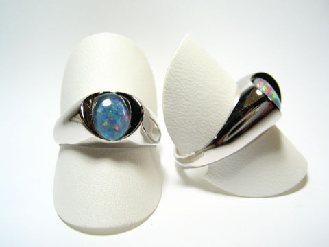 Designer Silber Ring rhodiniert mit buntem Opal Triplette, vielseitig und verstellbar, hergestellt von Juwelier Harnisch, elegant präsentiert auf einem weißen Ringständer.