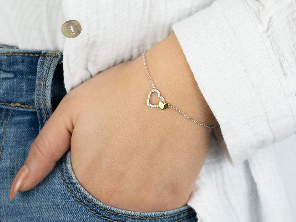 Bicolor Armband von Engelsrufer aus Silber mit funkelnden Zirkonia und Herzen, trendy und elegant, Trägerin trägt es an ihrem Arm, perfekt für besondere Anlässe, Länge 17 plus 3 cm.