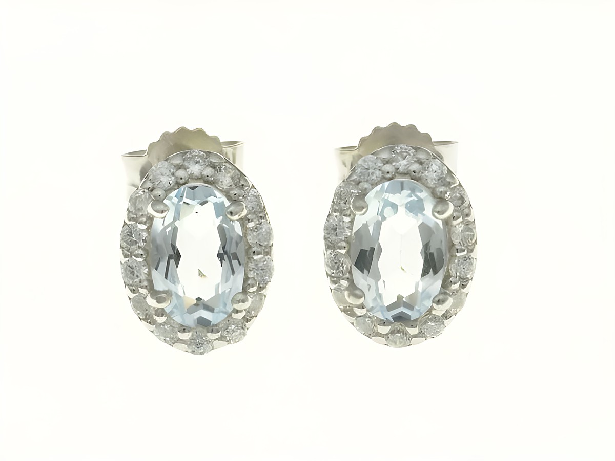 Oval Ohrstecker aus rhodiniertem Sterling Silber mit Blautopas und Zirkonia, gefertigt vom Juwelier Harnisch, glänzen durch ihr elegantes Design und den funkelnden Steinen.