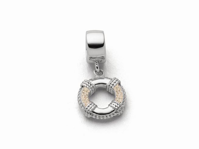 Der DUR Schmuck F262 ist ein Sterling Silber Charm in Form eines Rettungsrings, verziert mit Strandsand und feinen Details, ideal für eine maritime Schmuckkollektion.