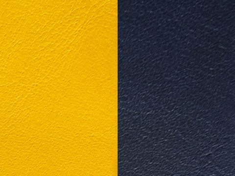 Auf dem Bild sind zwei Lederoberflächen zu sehen, eine in sonnigem Gelb und die andere in marineblau. Diese werden als Einlagen für Les Georgettes Armreifen verwendet.