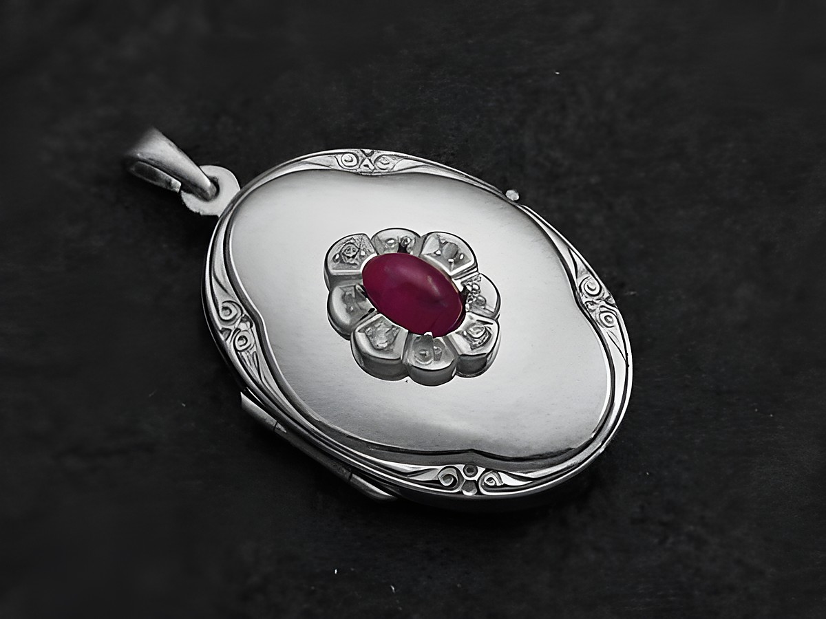 Rubin Medaillon Cabochon aus Weißgold 585, oval geformt, mit blütenförmiger Fassung aus kleinen Steinen und einem zentralen roten Rubin. Hersteller Juwelier Harnisch.