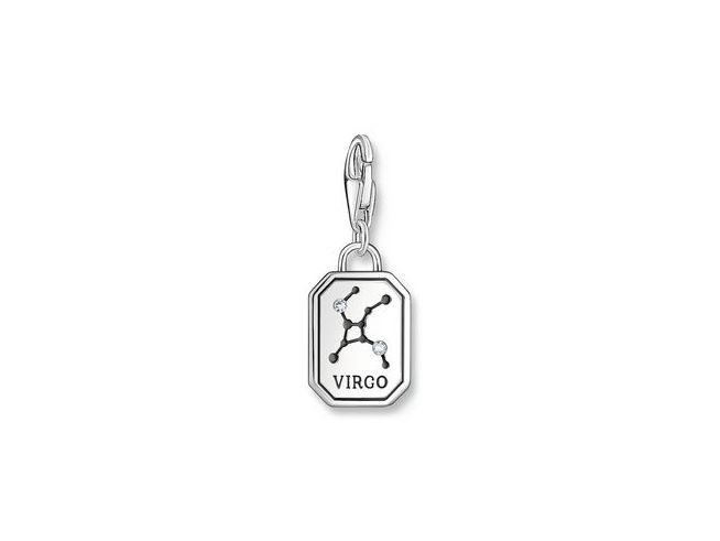 Charm-Anhänger von Thomas Sabo mit dem Sternzeichen Jungfrau aus versilbertem Material und Zirkonia-Steinen, versehen mit dem Schriftzug Virgo und einem eleganten Design.
