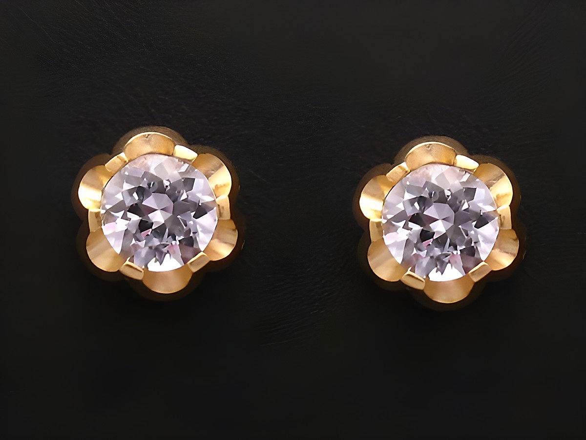 Ohrringe aus Gold 585 mit synthestischem Aquamarin, Blumenform, funkelnde Steine, Hersteller Juwelier Harnisch, elegantes Design für jeden Anlass.