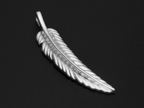Feder Anhänger aus 925 Sterling Silber rhodiniert, filigran gearbeitet mit detaillierter Struktur, vielseitig kombinierbar, hergestellt von Juwelier Harnisch, geeignet für unterschiedlichste Anlässe.