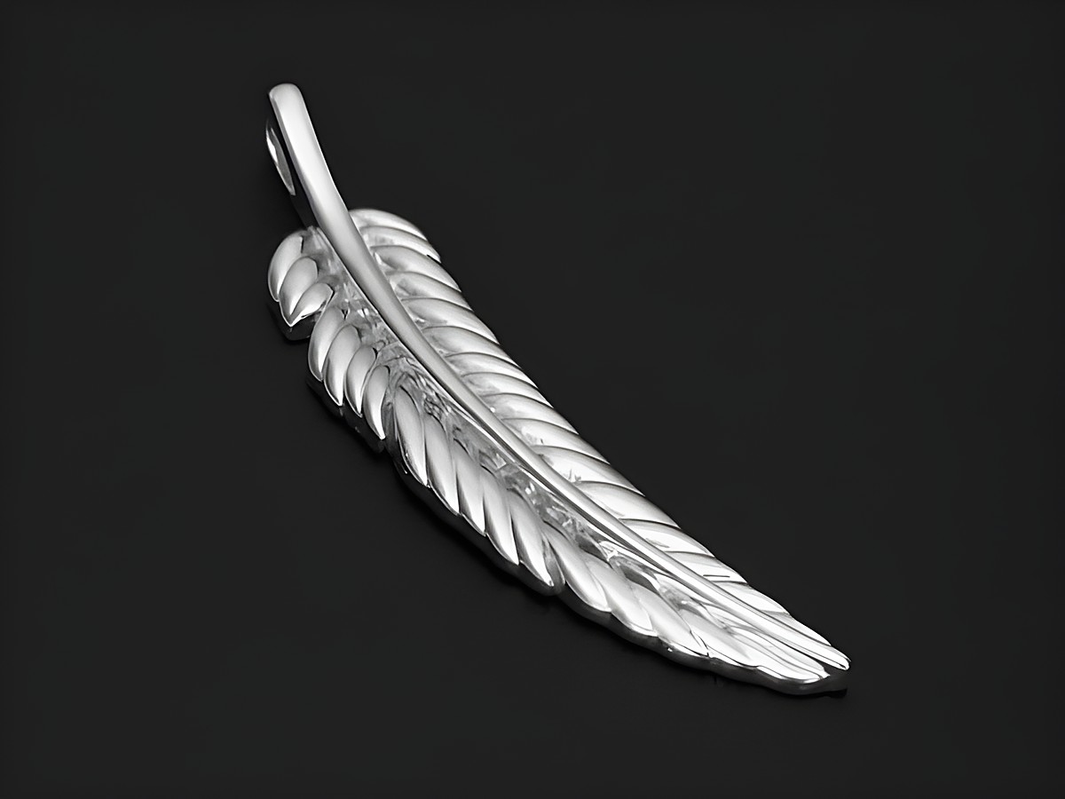 Feder Anhänger aus 925 Sterling Silber rhodiniert, filigran gearbeitet mit detaillierter Struktur, vielseitig kombinierbar, hergestellt von Juwelier Harnisch, geeignet für unterschiedlichste Anlässe.