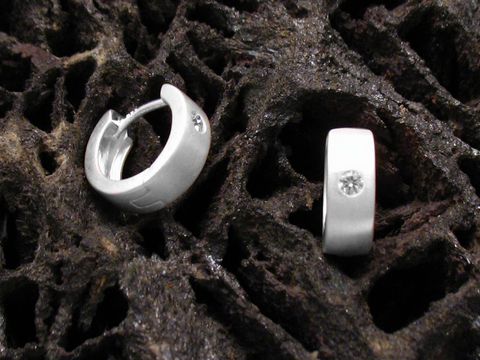 Creolen ELEGANT aus 925 Sterling Silber mit Zirkonia, von Juwelier Harnisch, speziell für Kinder. Die Ohrringe sind schlicht und modern, ideal für junge Mädchen.