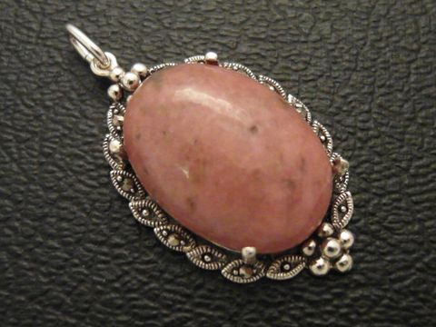 Cabochon Rhodonit Silber Medaillon Anhänger von Juwelier Harnisch mit filigraner Umrandung und bezauberndem ovalen Rhodonitstein in zartrosa Farbnuance.