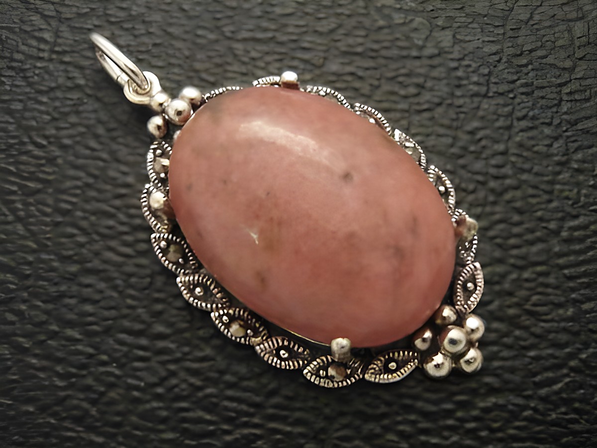 Cabochon Rhodonit Silber Medaillon Anhänger von Juwelier Harnisch mit filigraner Umrandung und bezauberndem ovalen Rhodonitstein in zartrosa Farbnuance.