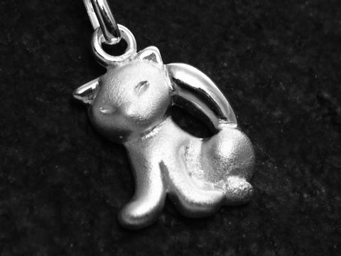 Sterling Silber Anhänger in Form einer Katze, teilmattiert, geeignet für Kinder, hergestellt von Juwelier Harnisch.