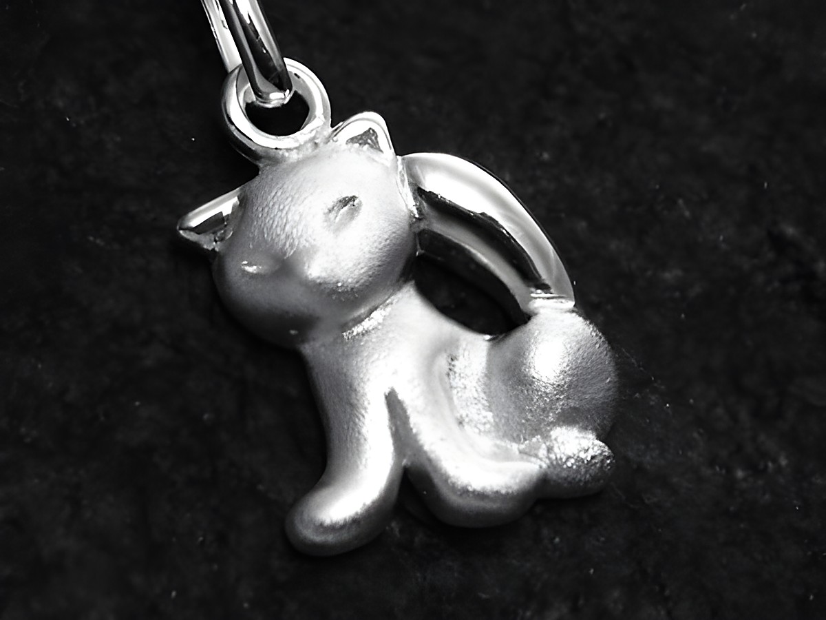 Sterling Silber Anhänger in Form einer Katze, teilmattiert, geeignet für Kinder, hergestellt von Juwelier Harnisch.