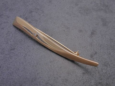 Elegante Gold Brosche aus Gold 333 mit Zirkonia, Anstecknadel von Juwelier Harnisch, stilvolles Design, ideal für besondere Anlässe oder den täglichen Gebrauch.