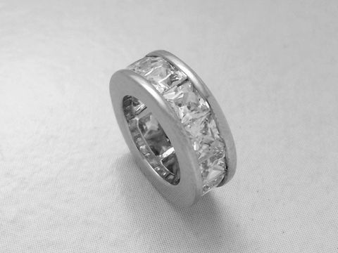 Taufring in 925 Sterling Silber mit weißen, klaren Steinen. Elegantes Design für Taufen, hergestellt von Juwelier Harnisch, ideal als Erinnerungsstück.