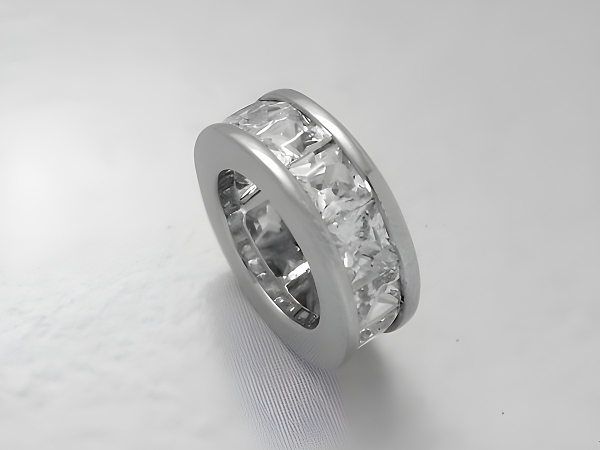 Taufring in 925 Sterling Silber mit weißen, klaren Steinen. Elegantes Design für Taufen, hergestellt von Juwelier Harnisch, ideal als Erinnerungsstück.