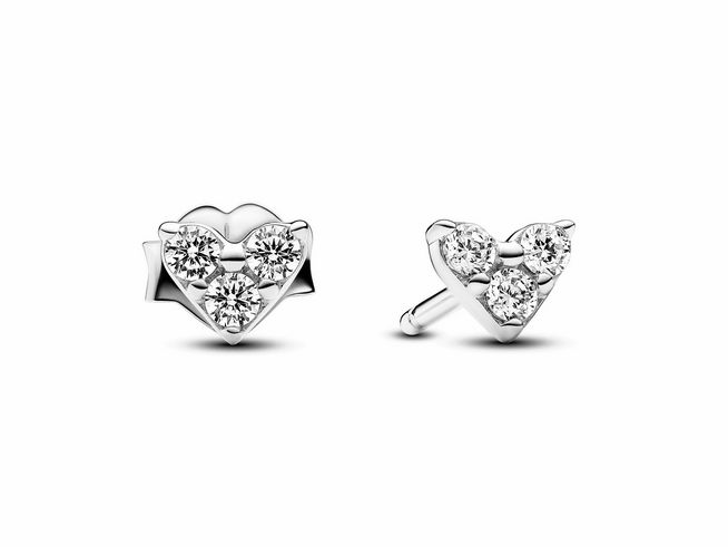 Dreifache Stein Herz Ohrringe aus Sterling Silber mit Zirkonia von Pandora, elegant und funkelnd, perfektes Accessoire für jeden Anlass.