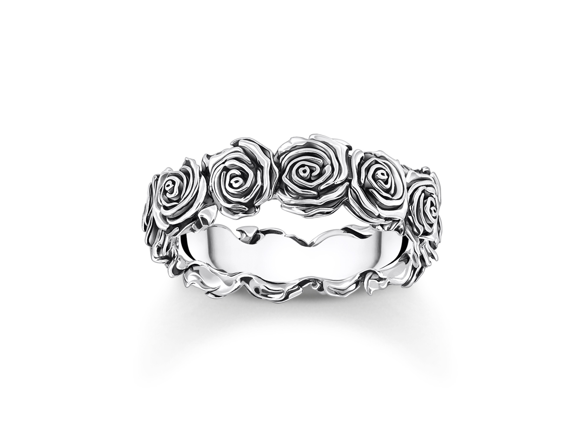 Der Ring zeigt eine verspielte Anordnung von stilisierten Rosen aus Silber, die einen zauberhaften Rahmen bilden. Er gehört zur Kollektion Midnight Rose von Thomas Sabo und hat die Größe 50.