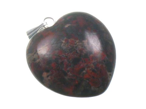 35298-0 Brekkzien Jaspis Steinherz in Herzform als Anhänger für Kinderschmuck, gefertigt von Juwelier Harnisch, verziert mit Edelsteinen in roten und grauen Farbtönen.