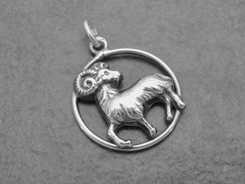 Silber geschwärzt Anhänger mit dem Sternzeichen Widder, rundes Design, detailreiche Darstellung eines Widders innerhalb eines Kreises, Hersteller Juwelier Harnisch.
