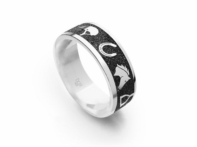 DUR Ring Pferdeglück Lavasand R5963.62 aus rhodiniertem Sterling Silber in Gr. 62 mit symbolischen Pferdemotiven auf mattschwarzem Hintergrund.