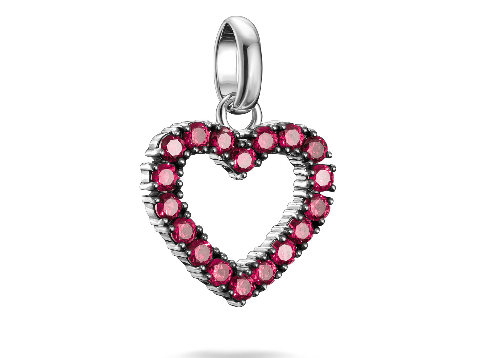 Charm von Thomas Sabo in Herzform aus Silber und geschwärztem Material, besetzt mit lab-grown rubinroten Steinen, elegant und funkelnd, ideal für das Charm Club CONNECT.