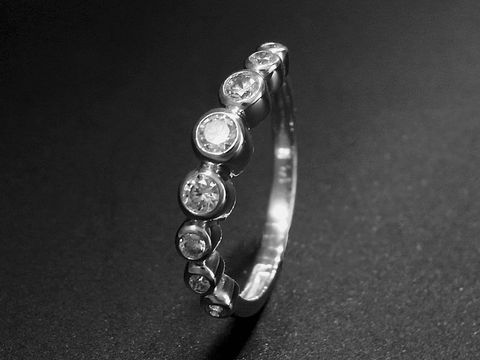 Silber Ring mit Wellen-Design, rhodiniert und funkelnden Zirkonia, Größe 52, aus 925 Silber, Hersteller Juwelier Harnisch, ideal bis Größe 52.