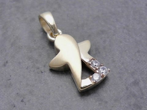 Anhänger in Form eines Schutzengels aus Gold mit plastischem Design und drei weißen Zirkonia, hergestellt von Juwelier Harnisch. Ideal als stilvolles Schmuckstück.