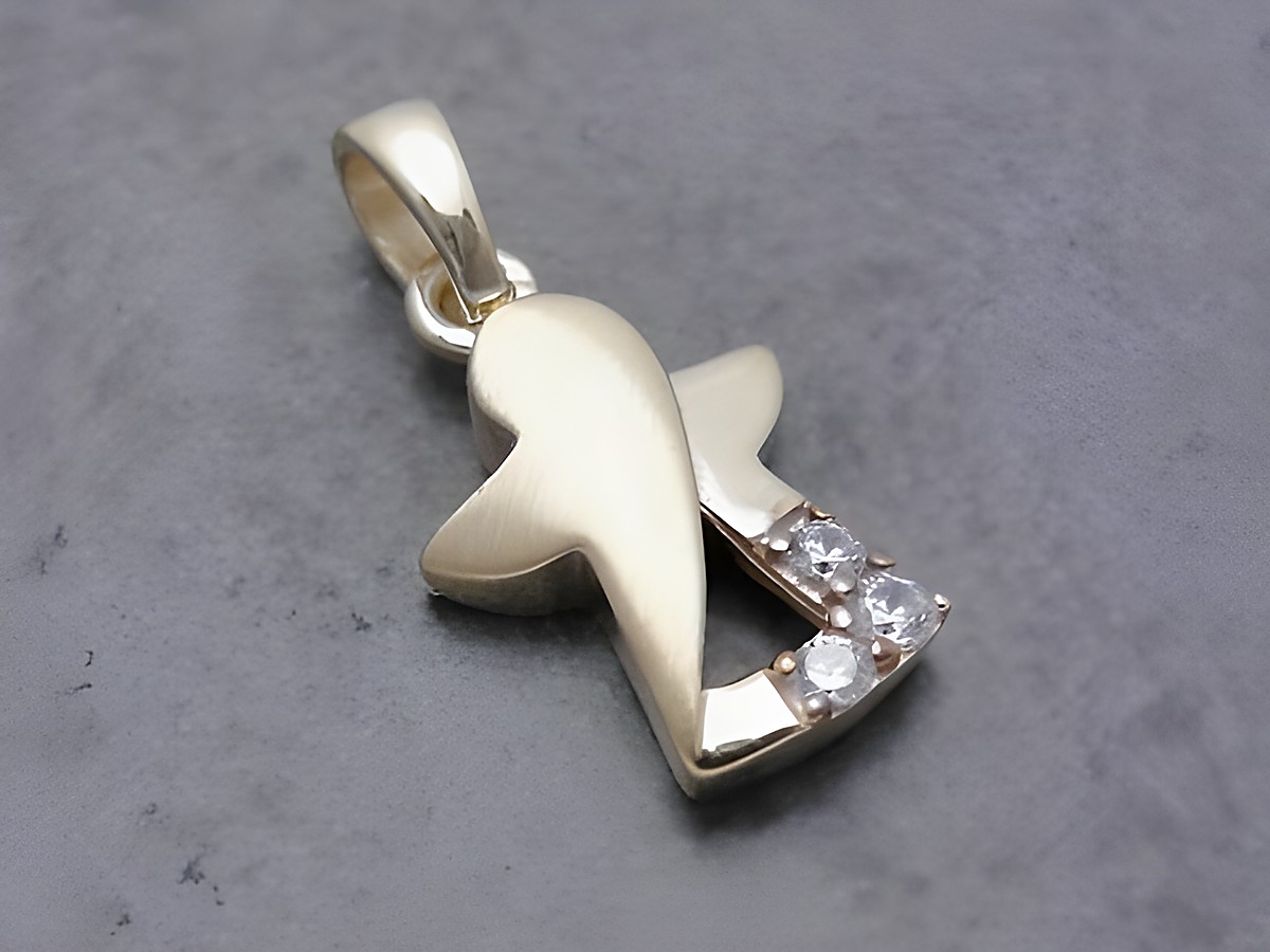 Anhänger in Form eines Schutzengels aus Gold mit plastischem Design und drei weißen Zirkonia, hergestellt von Juwelier Harnisch. Ideal als stilvolles Schmuckstück.