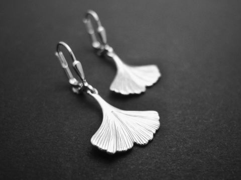 Ohrringe in Form von Ginkgoblättern aus rhodinierten Sterling Silber, hergestellt von Juwelier Harnisch, Ohrhänger ohne Stein. Elegantes und stilvolles Design.