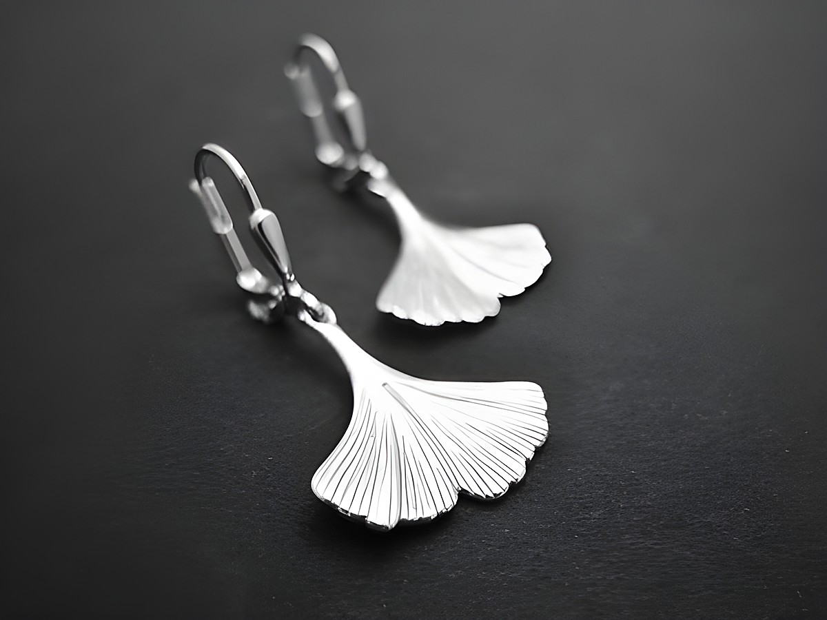Ohrringe in Form von Ginkgoblättern aus rhodinierten Sterling Silber, hergestellt von Juwelier Harnisch, Ohrhänger ohne Stein. Elegantes und stilvolles Design.