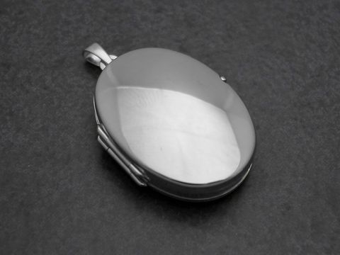 46911-0 Medaillon für 4 Fotos in der Größe 26 x 19 mm aus poliertem Weißgold 333, hergestellt von Juwelier Harnisch, elegante und schlichte Form für persönliche Erinnerungen.