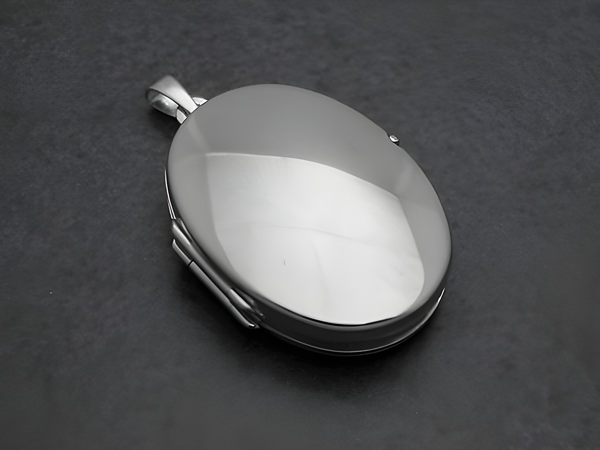 Medaillon für 4 Fotos in der Größe 26 x 19 mm aus poliertem Weißgold 333, hergestellt von Juwelier Harnisch, elegante und schlichte Form für persönliche Erinnerungen.