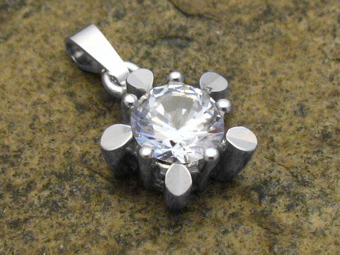 Gold Anhänger rund Zirkonia Weissgold 333 von Juwelier Harnisch mit funkelndem Zirkonia, elegant und zeitlos, ideal als Schmuckstück für besondere Anlässe.