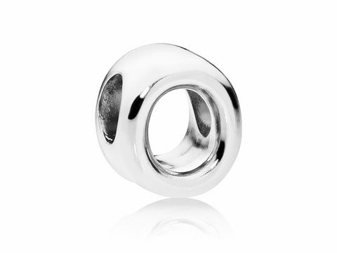 Pandora 797469 Charm Buchstabe O aus 925 Sterling Silber, glänzendes, rundes Design mit zwei Ösen, ideal zum Anbringen an Armbändern oder Halsketten.