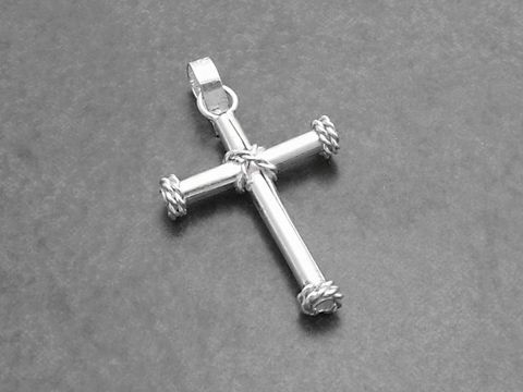Silberner Kreuz-Anhänger aus gedrehtem Draht, schlicht und elegant, Hersteller Juwelier Harnisch, ideal für puristische Schmuckliebhaber.