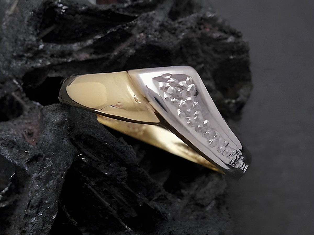 Gold Ring in elegantem Design aus Gold 333 bicolor mit Diamantbesatz, Größe 54,5 bis 56/18, Hersteller Juwelier Harnisch.
